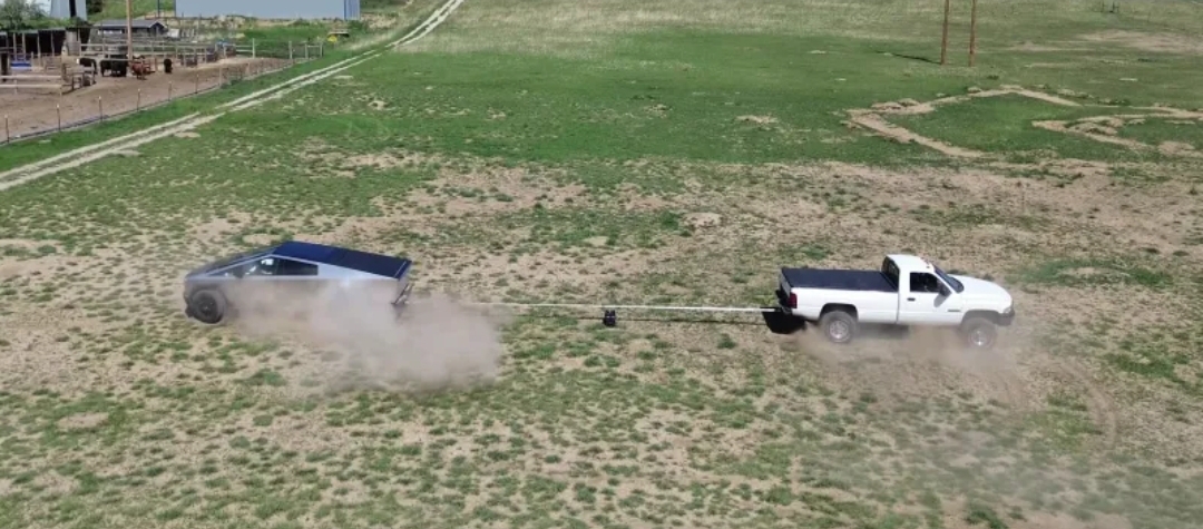  Tesla Cybertruck تواجه Dodge Ram الكلاسيكية في شد الحبل.. من يربح؟ (الرجل)