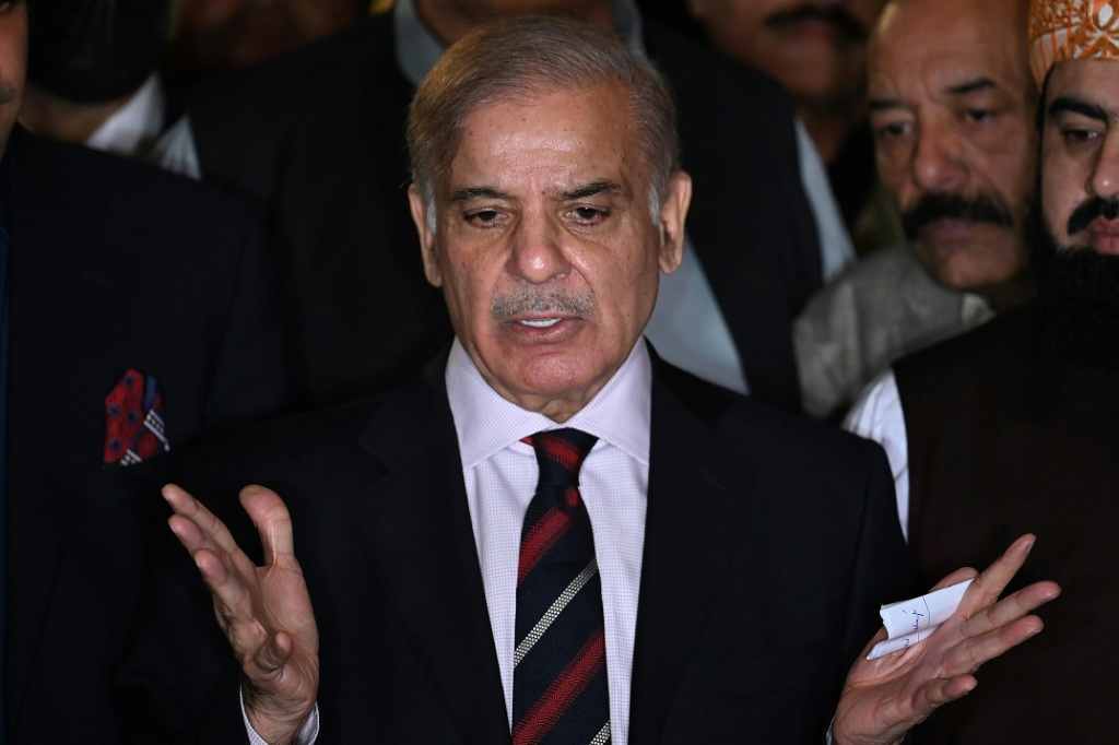 قد بدأت ملامح هذا التحول، كما تقول الكاتبة، بعد الإطاحة برئيس الوزراء السابق عمران خان عام 2022 (ا ف ب)