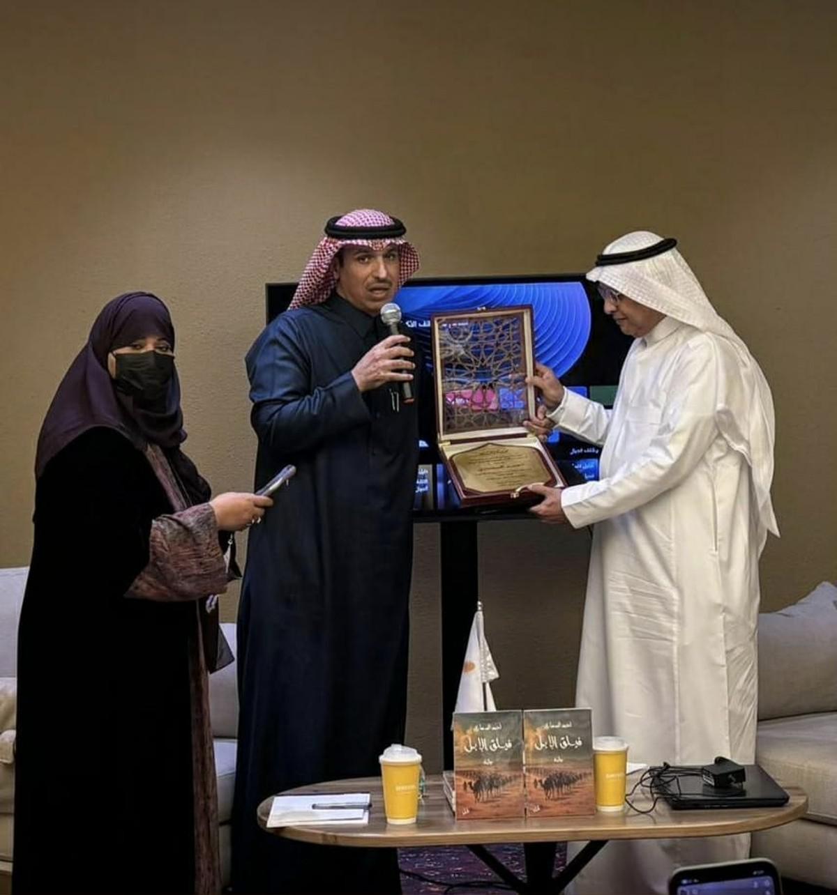 تكريم أحمد السماري لتحويله الرواية إلى سرد حي تكريم أحمد السماري لتحويله الرواية إلى سرد حي