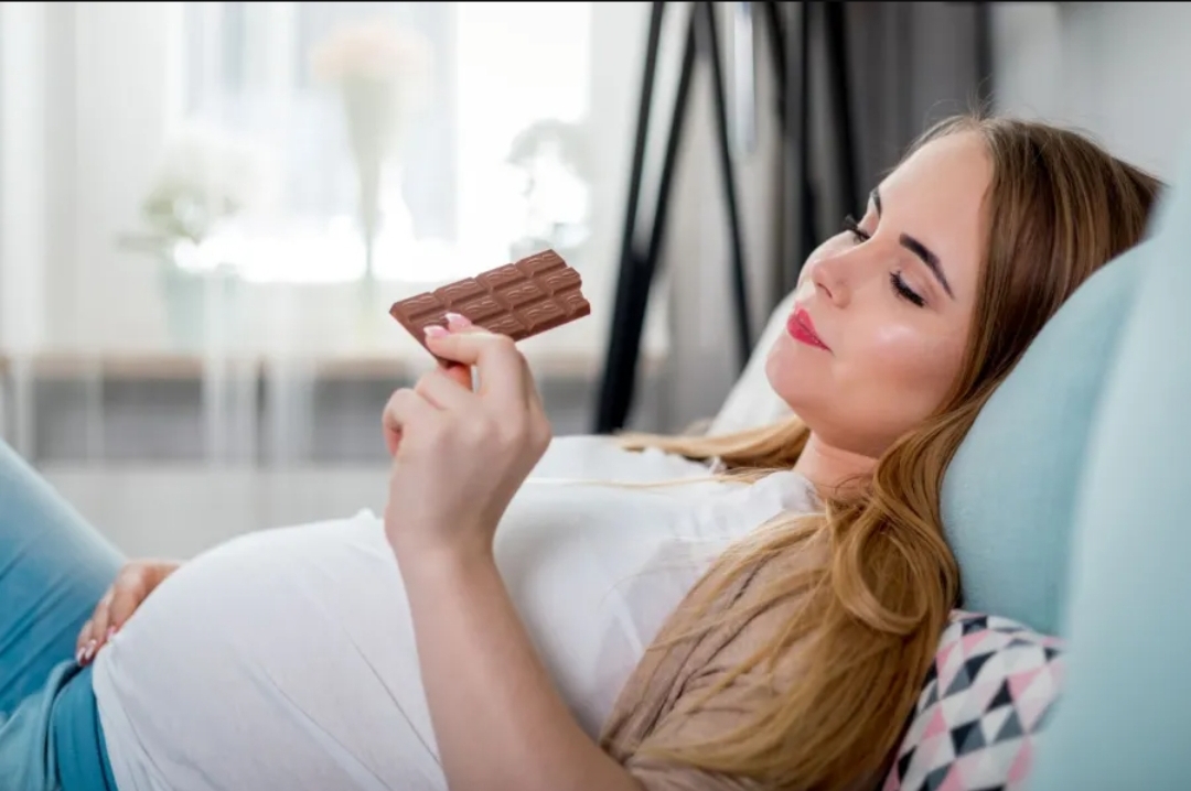 لماذا تشتهي الحامل أطعمة غريبة وما تأثير البيكا على الحمل؟ (سيدتي)