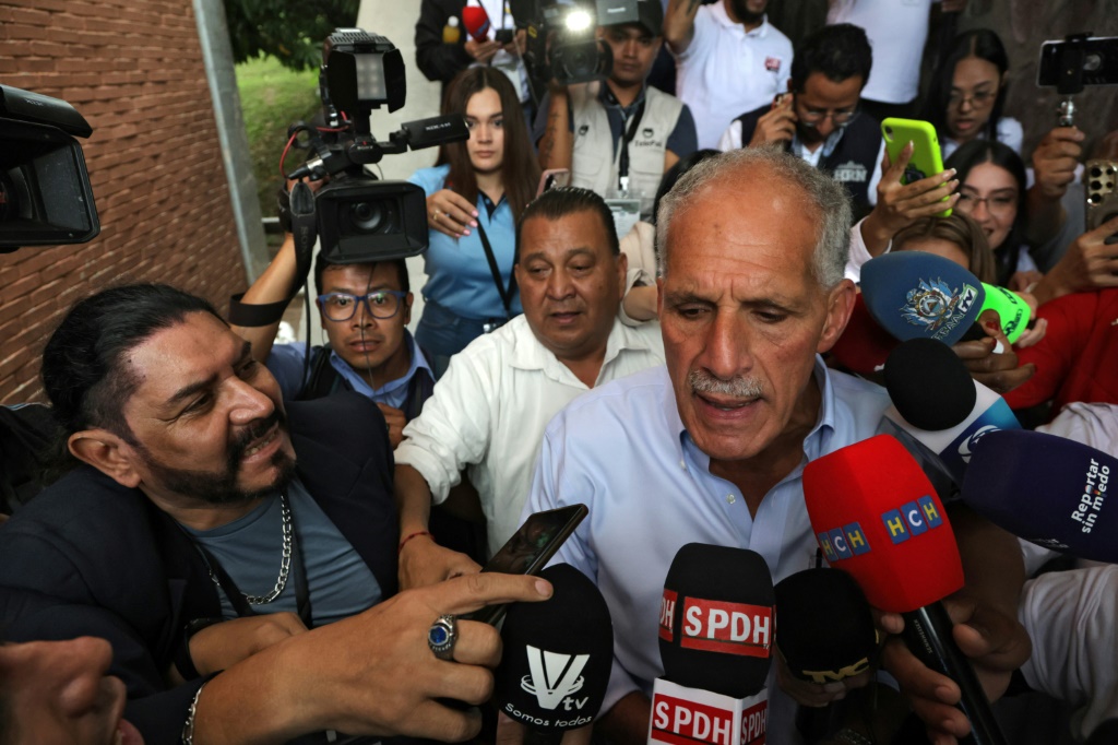 مرشح الحزب الوطني في هندوراس للرئاسة نصري عصفورة يصل للإدلاء بصوته في تيغوسيغالبا في 30 تشرين الثاني/نوفمبر 2025 (ا ف ب)