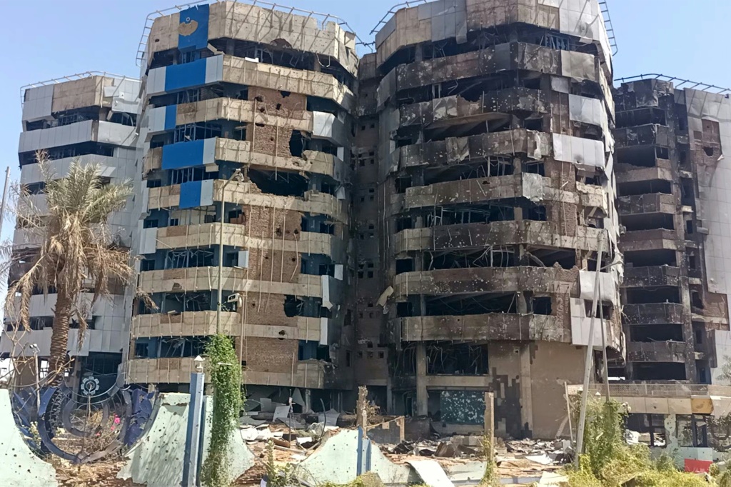أضرار بالغة في المبنى الذي كان يضم مقر المصرف المركزي السوداني في الخرطوم في صورة مؤرخة 22 آذار/مارس 2025 (ا ف ب)