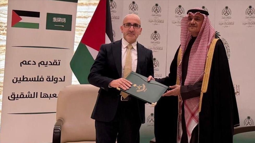 بينت الوكالة أنه جرى تسليم الدفعة في مقر سفارة السعودية في العاصمة الأردنية عمّان، خلال لقاء جمع الوزير سلامة مع السفير السعودي لدى الأردن، منصور بن خالد بن فرحان آل سعود (الاناضول)