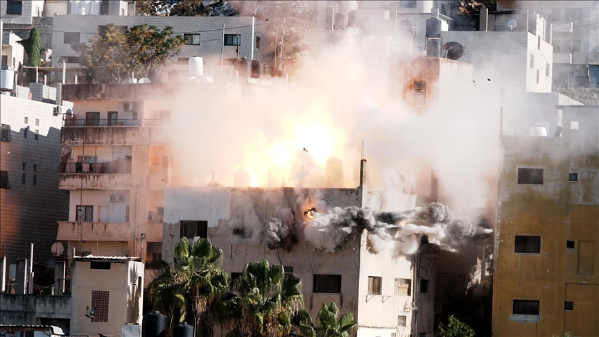 الجيش الإسرائيلي يفجر شقة أسير فلسطيني بعد اقتحام نابلس (الأناضول)