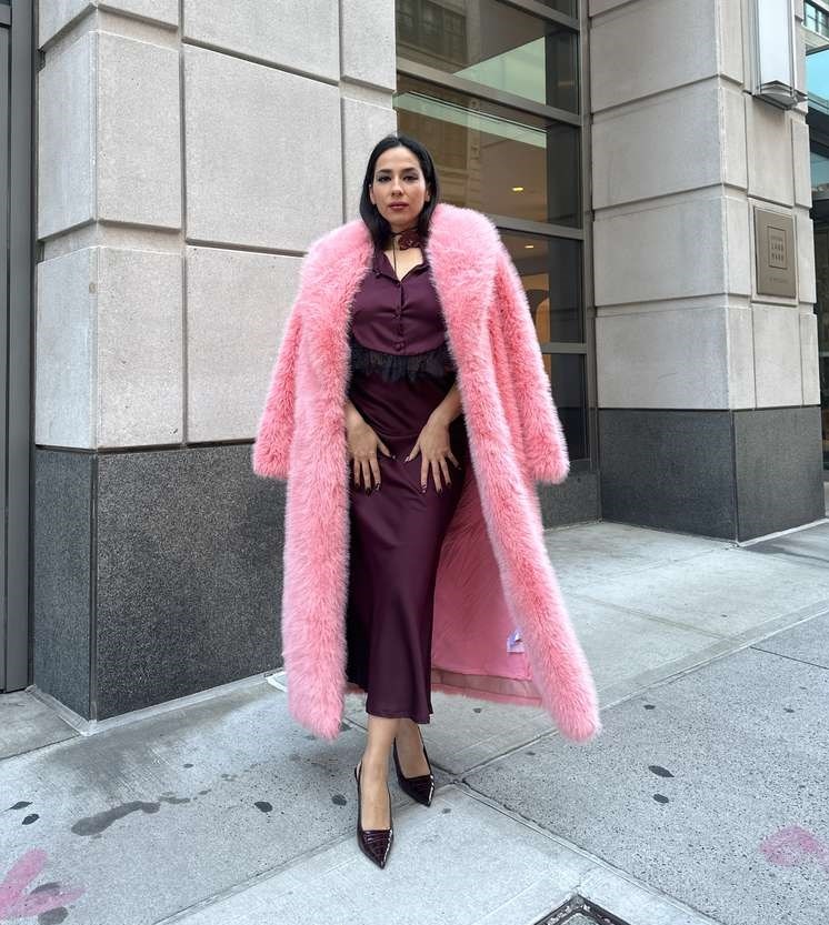 البرغندي يواصل الرواج في شتاء 2026.. إليك كيفية تنسيقه