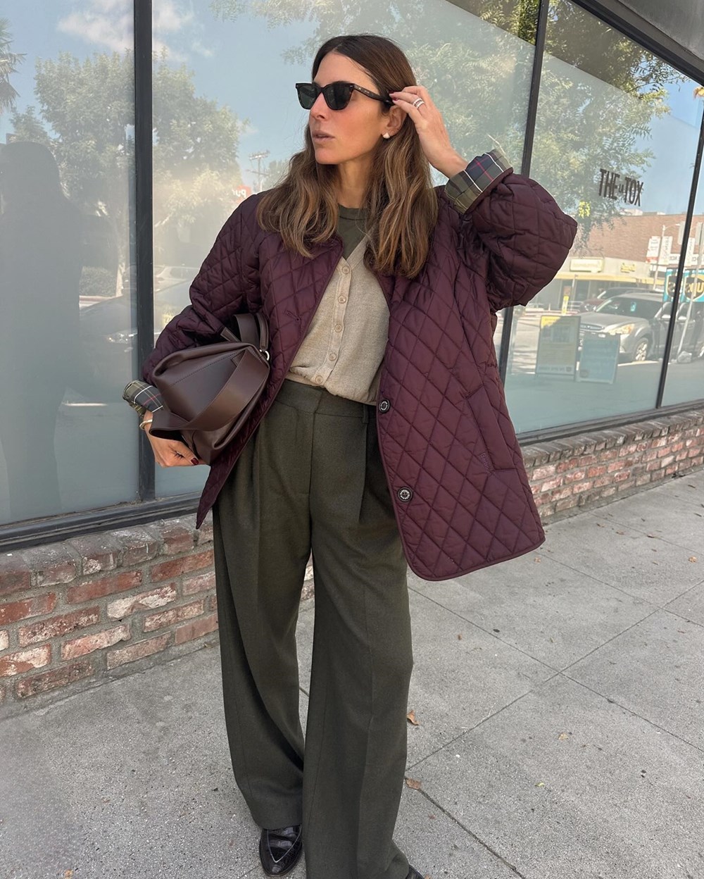 البرغندي يواصل الرواج في شتاء 2026.. إليك كيفية تنسيقه