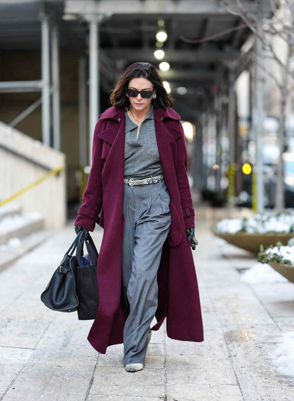 البرغندي يواصل الرواج في شتاء 2026.. إليك كيفية تنسيقه