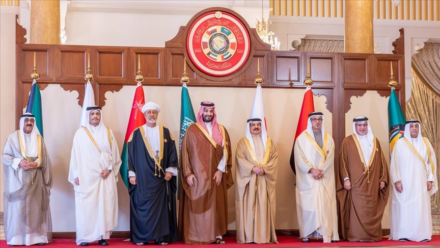 يشارك كذلك كل من ولي العهد السعودي محمد بن سلمان، ورئيس الوزراء القطري محمد بن عبد الرحمن آل ثاني (الاناضول)