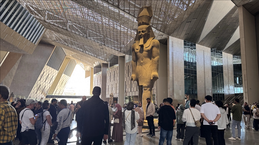 مصر.. إقبال كبير من أنحاء العالم لزيارة المتحف الكبير (الأناضول)