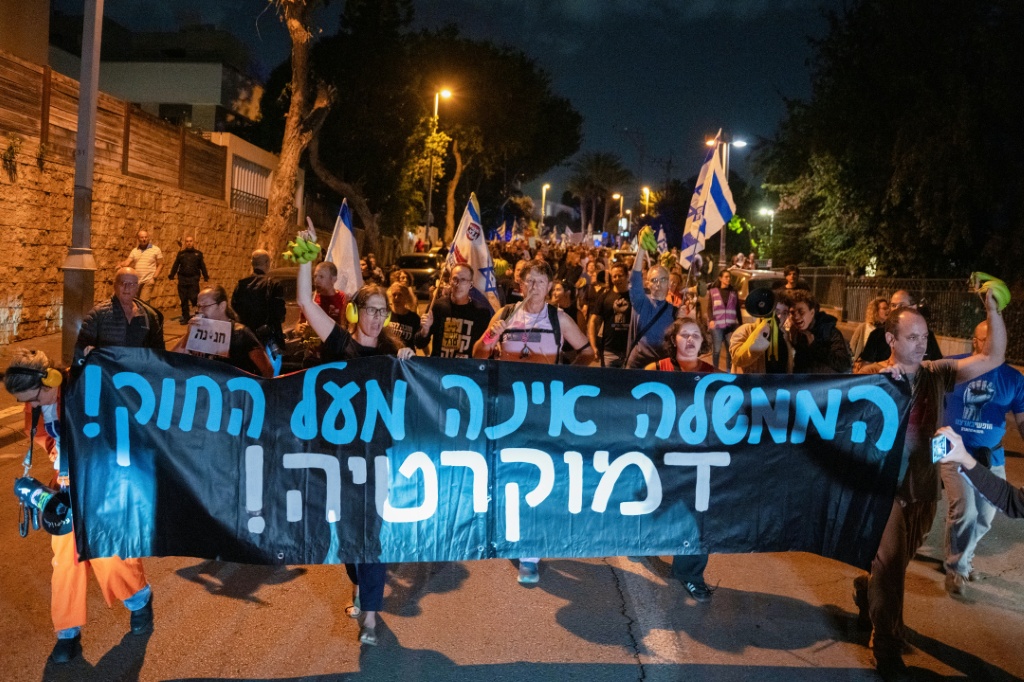 محتجون خارج منزل الرئيس الإسرائيلي إسحاق هرتسوغ في تل أبيب عقب طلب رئيس الوزراء بنيامين نتانياهو العفو الرئاسي في 30 تشرين الثاني/نوفمبر 2025 (ا ف ب)