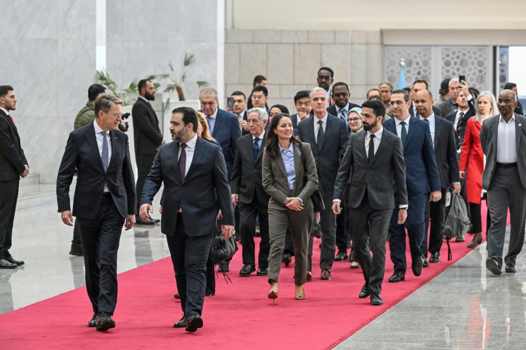 وزير خارجية سوريا أسعد الشيباني مرافقا ممثلي الدول الأعضاء في مجلس الأمن بعد وصولهم الى قصر الشعب للقاء الرئيس أحمد الشرع (ا ف ب)