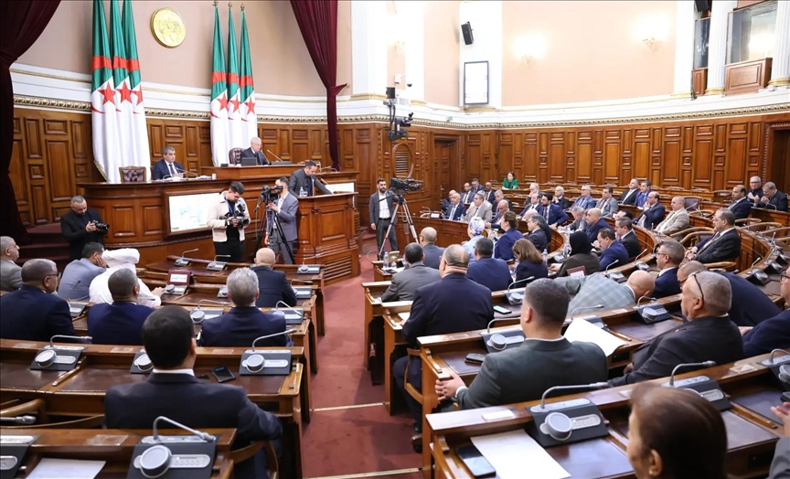 البرلمان الجزائري يصادق على أكبر موازنة بتاريخ البلاد لعام 2026 (الأناضول)