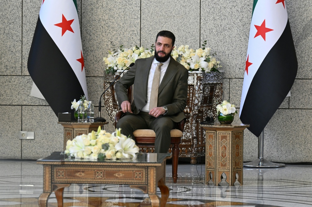 الرئيس السوري أحمد الشرع يستقبل وفدا من مجلس الأمن الدولي في دمشق في الرابع من كانون الأول/ديسمبر 2025 (ا ف ب)