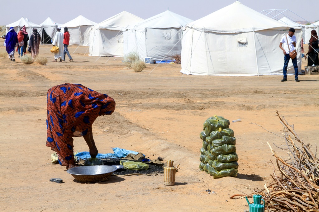 وتتفاقم المعاناة الإنسانية جراء حرب بين الجيش السوداني وقوات الدعم السريع، اندلعت منذ أبريل/ نيسان 2023 بسبب خلاف بشأن توحيد المؤسسة العسكرية، ما تسبب بمقتل عشرات الآلاف ونزوح نحو 13 مليون شخص (ا ف ب)