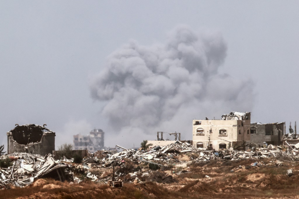 لا يزال جيش الاحتلال الإسرائيلي يسيطر على الشريطين الجنوبي والشرقي، إضافة إلى أجزاء واسعة من شمال قطاع غزة، بما يشمل أكثر من 50 بالمئة من مساحة القطاع (ا ف ب)
