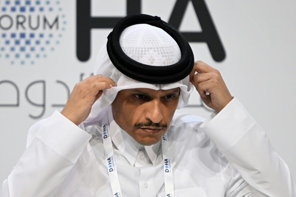 رئيس الوزراء القطري الشيخ محمد بن عبد الرحمن آل ثاني في منتدى الدوحة في 6 كانون الأول/ديسمبر 2025 (ا ف ب)