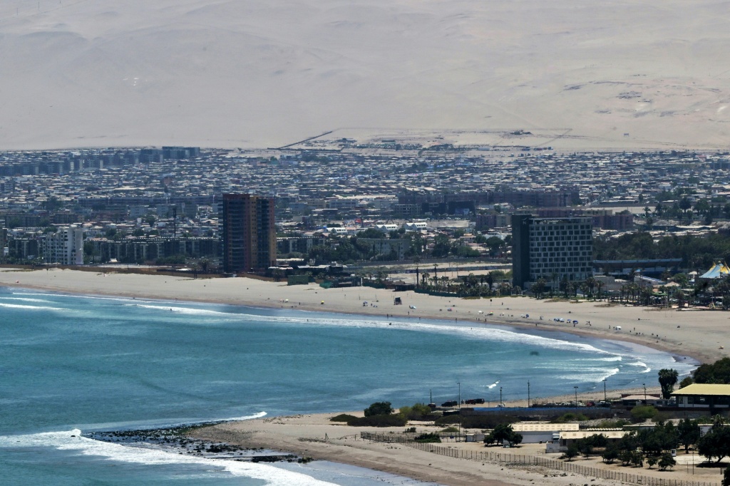 صورة من الجو التقطت في 30 تشرين الثاني/نوفمبر 2025 لمدينة أريكا التشيلية الواقعة على الحدود مع البيرو (ا ف ب)