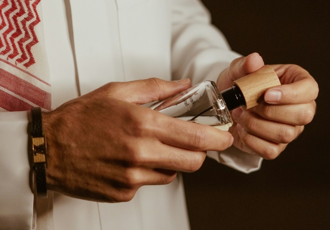 عزيزي الرجل نصائح لاختيار عطرك المناسب (أونسبلاش)