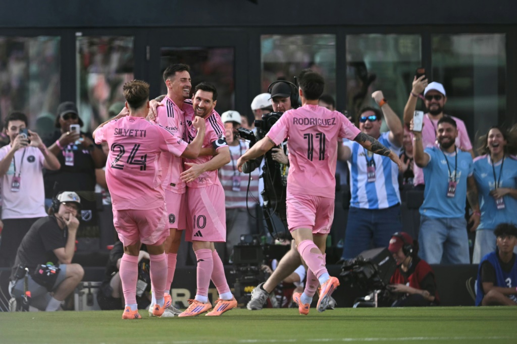 لاعبو انتر ميامي يحتفلون في طريقهم لتحقيق الفوز على فانكوفر وايتكابس والتتويج بلقب الدوري الأميركي لكرة القدم السبت في 6 كانون الأول/ديسمبر 2025 (ا ف ب)
