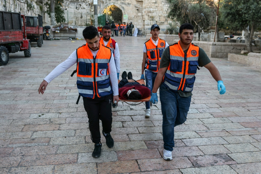 ذكر الهلال الأحمر الفلسطيني، في بيان، أن طواقمه "تعاملت مع إصابة اعتداء بالضرب من قوات الاحتلال على جدار الرام ونقل للمستشفى" (ا ف ب)
