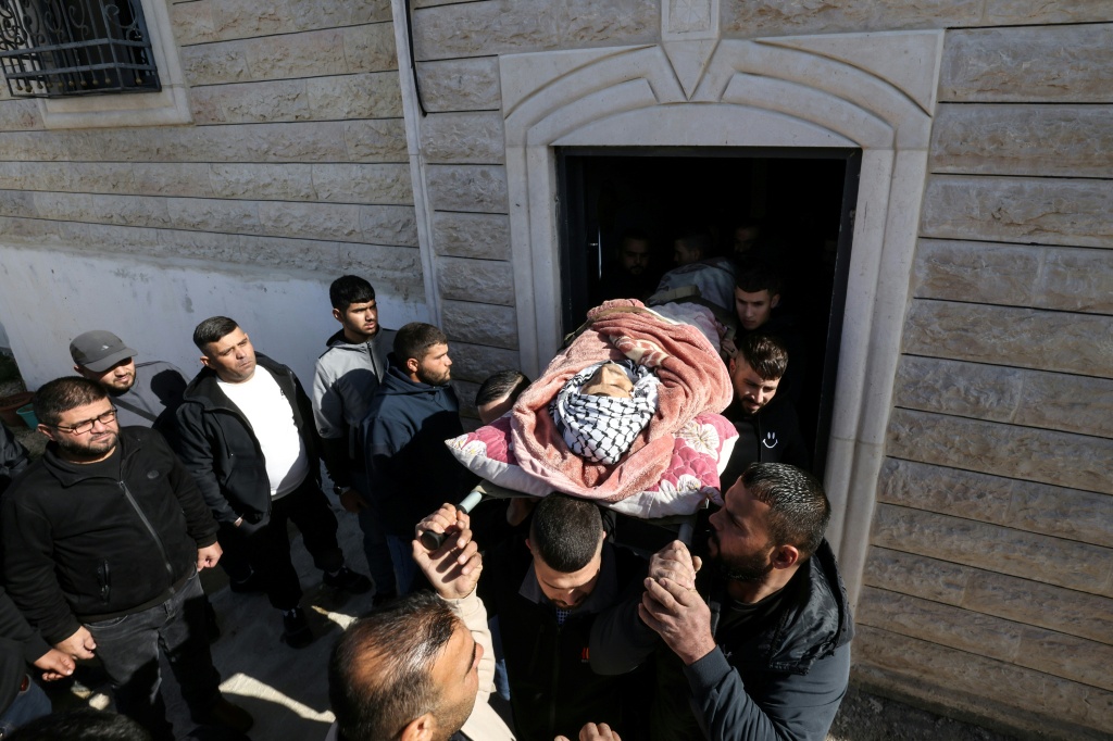 خلال تشييع الفلسطيني زياد جبارة ابو داود الذي قتل بنيران قوات الاحتلال الاسرائيلية في مدينة الخليل بالضفة الغربية المحتلة في السابع من كانون الاول/ديسمبر 2025 (ا ف ب)