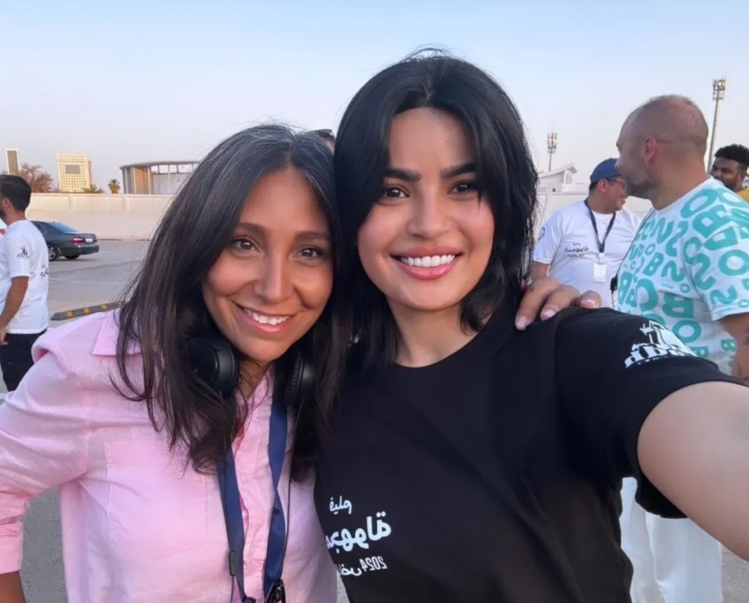 ميلاالزهراني والمخرجة هيفاء المنصور من موقع تصوير فيلم "المجهولة"- الصورة من حساب ميلاالزهراني على إكس