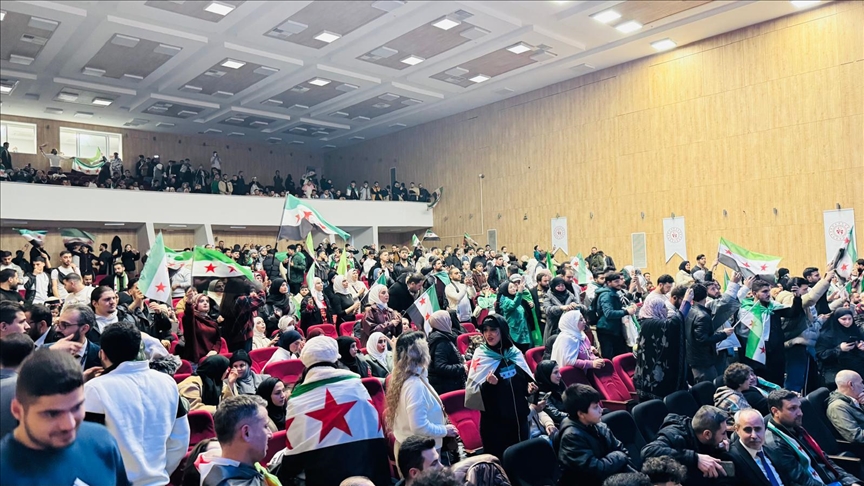 إسطنبول.. مئات السوريين يحيون ذكرى سقوط نظام الأسد وانتصار الثورة (الأناضول)