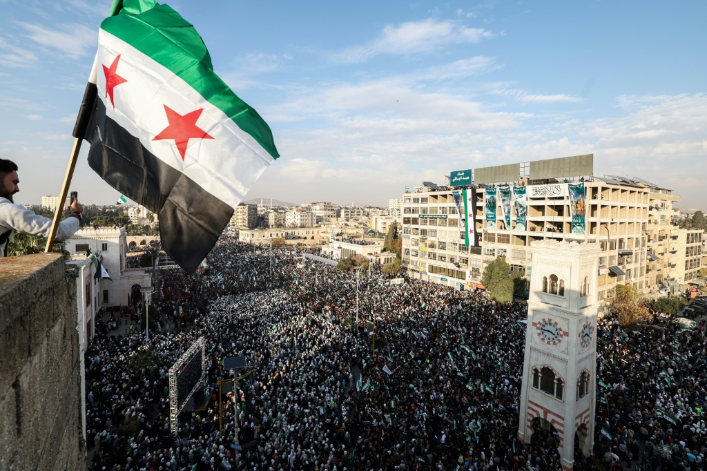جمع احتشد للاحتفال بمرور سنة على الإطاحة بحكم الأسد، في 5 كانون الأول/ديسمبر 2025 في حماة (ا ف ب)