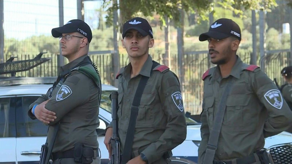 وأكد رئيس المجلس (برلمان منظمة التحرير الفلسطينية) روحي فتوح، أن ما جرى يُعد "اعتداءً خطيرًا على مكانة مؤسسات الأمم المتحدة وحصانتها القانونية، وتحديًا صارخًا لإرادة المجتمع الدولي وقراراته الملزمة" (ا ف ب)