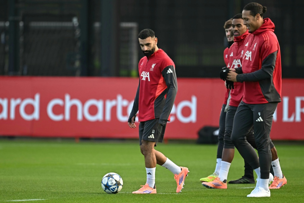 المهاجم المصري محمد صلاح شارك في تدريبات ليفربول يوم الإثنين قبيل الرحلة لمواجهة انتر ميلان الايطالي في دوري أبطال اوروبا (ا ف ب)