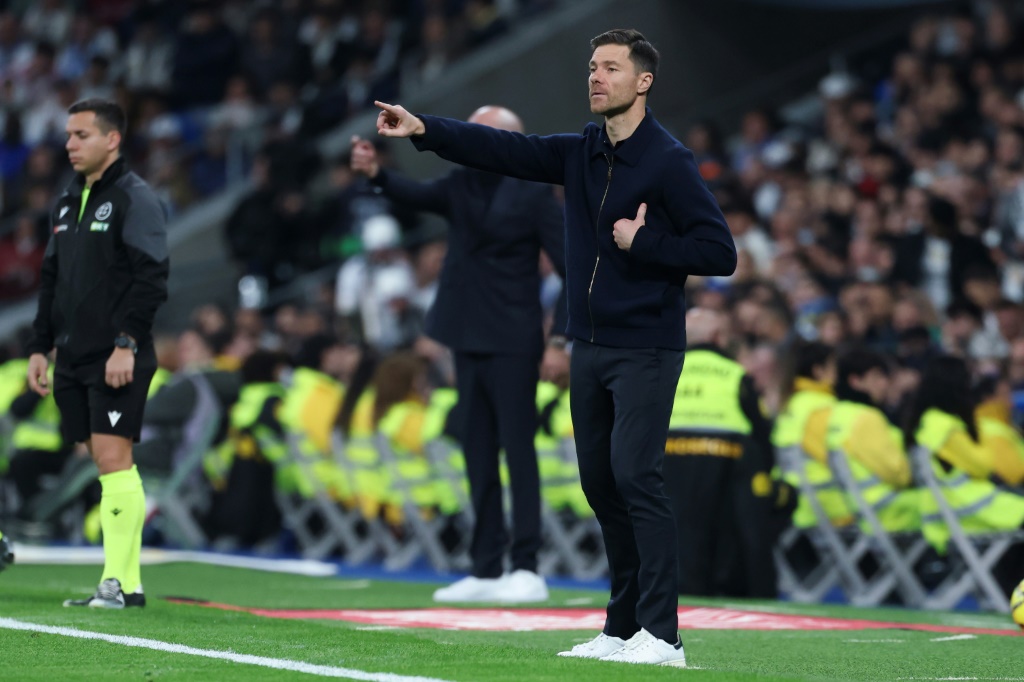 بدأ مدرب ريال مدريد شابي الونسو بمواجهة الضغوط (ا ف ب)