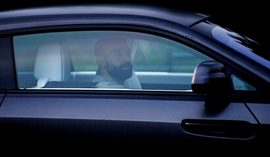 تلبية المصري محمد صلاح يصل الى مركز تدريب نادي ليفربول في حين أن زملاءه يتواجدون في إيطاليا لإنتر ميلان في مسابقة دوري ابطال كرة القدم.&nbsp;(ا ف ب)
