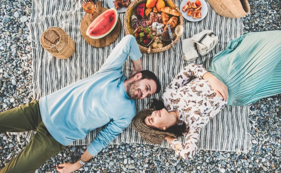 حبّ مستمر: تطوّر طرق الرجل في إظهار مشاعره لزوجته عبر السنوات (الرجل)