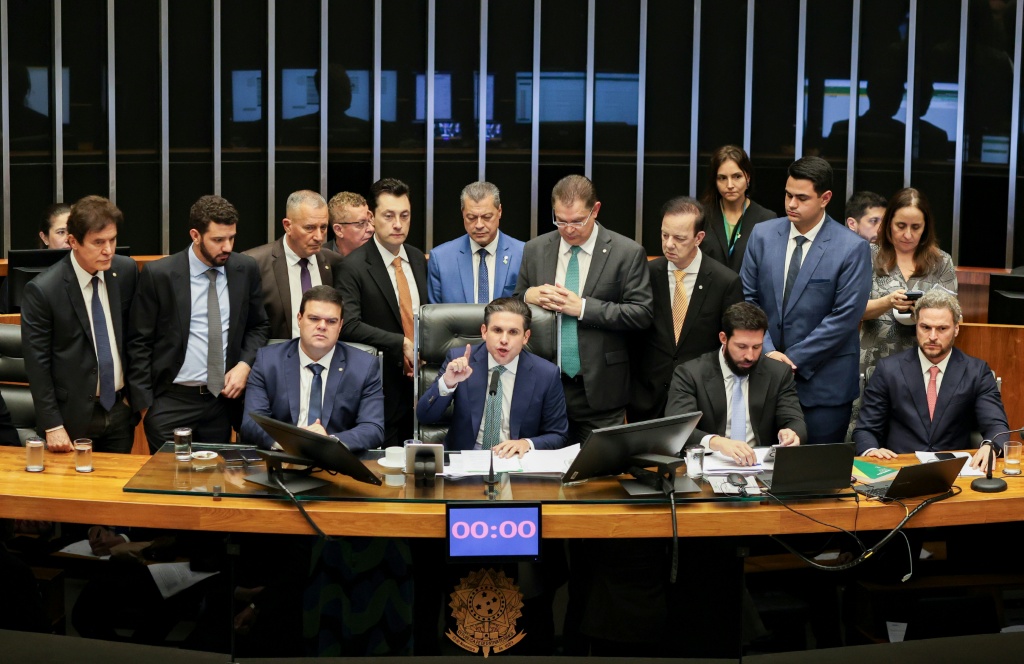 رئيس مجلس النواب البرازيلي هوغو موتا يتحدث خلال مناقشة مشروع قانون تخفيف عقوبة الرئيس السابق جاير بولسونارو، في 9 كانون الأول/ديسمبر 2025 في برازيليا (ا ف ب)