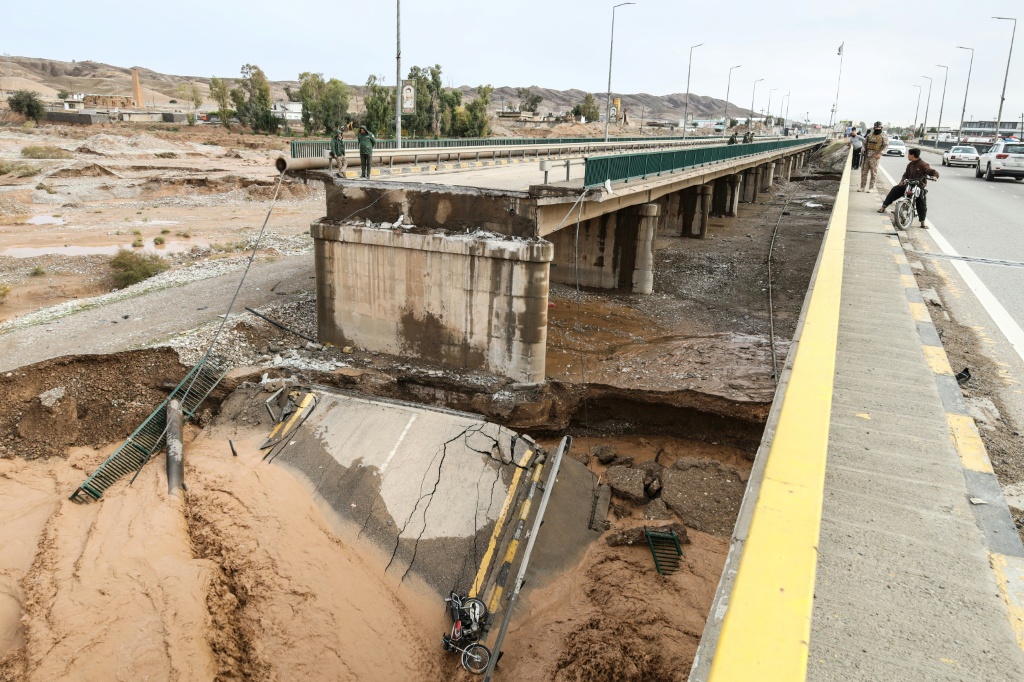 صورة جسر انهار في بلدة طوز خورماتو العراقية، على الطريق الرئيسي الذي يربط كركوك بالعاصمة بغداد، بعد هطول أمطار غزيرة في المحافظات الشمالية للبلاد في 10كانون الأول/ ديسمبر 2025 (ا ف ب)