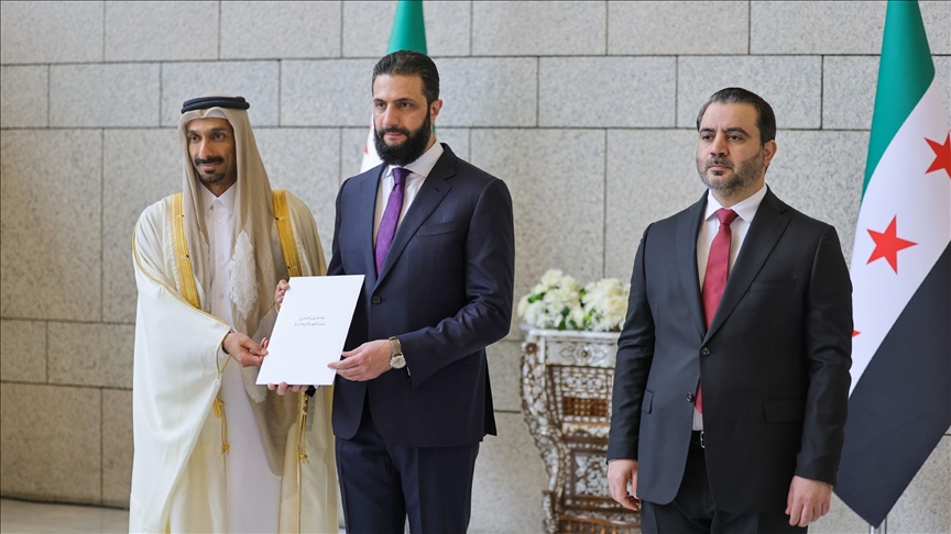 الشرع يتسلم أوراق اعتماد أول سفير قطري في دمشق بعد 14 عاما (الأناضول)
