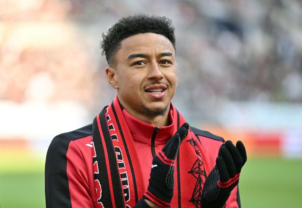 المهاجم الانكليزي لإف سي سيول جيسي لينغارد يحيي جماهير النادي خلال حفل تقديمه في مباراة في الدوري ضد إنشيون يونايتد على ملعب كأس العالم في سيول في 10 آذار/مارس 2024 (ا ف ب)
