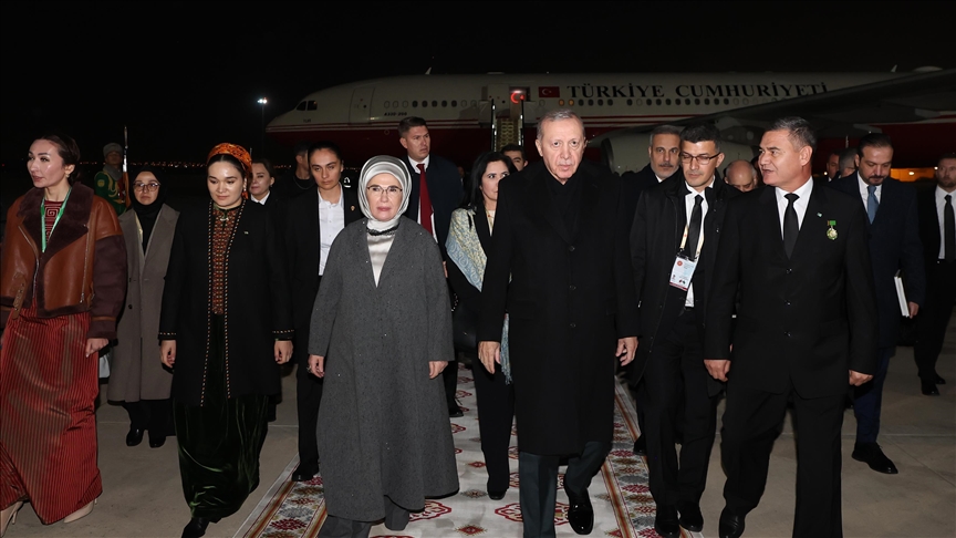 الرئيس أردوغان يصل عشق آباد للمشاركة في المنتدى الدولي للسلام والثقة (الأناضول)