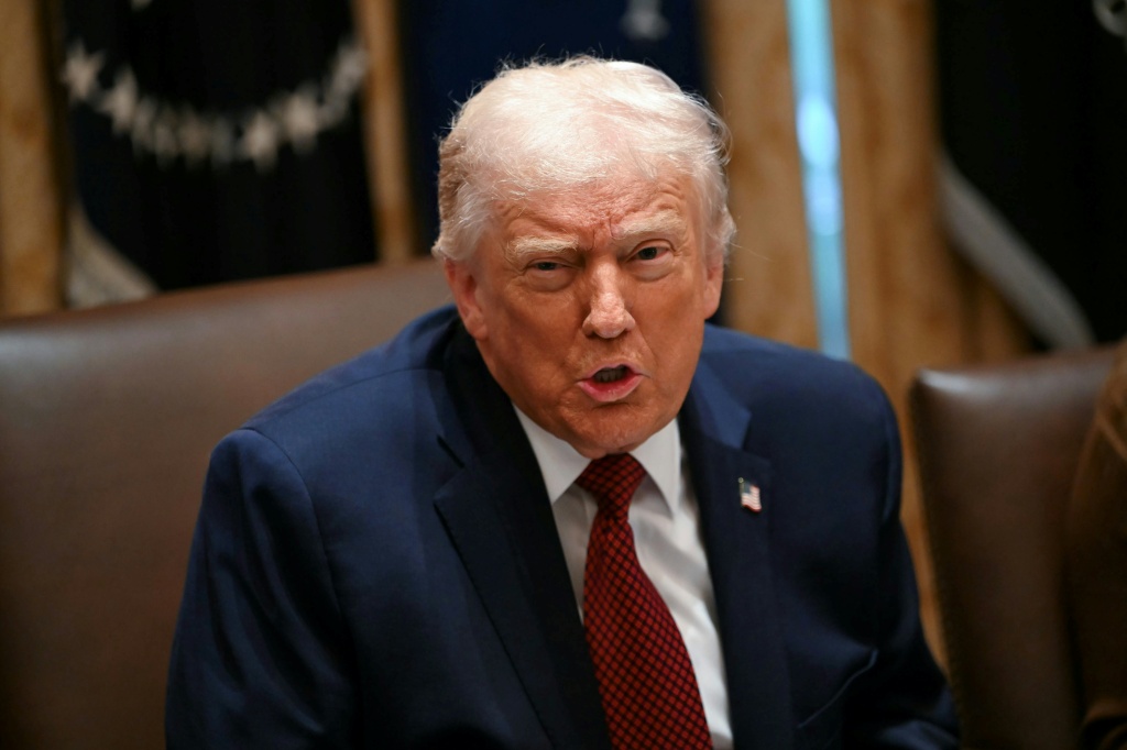 الرئيس الأميركي دونالد ترامب خلال اجتماع لمناقشة المساعدات للمزارعين في البيت الأبيض في واشنطن في الثامن من كانون الأول/ديسمبر 2025 (ا ف ب)