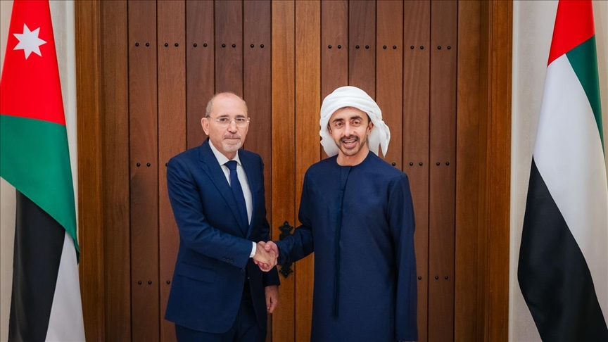وفقا للبيان ذاته، أجرى الصفدي وعبد الله بن زايد، لقاء بأبوظبي، الخميس، وركّزت المحادثات على سبل تعزيز العلاقات الثنائية وبحثت التطورات في المنطقة. (لاناضول)