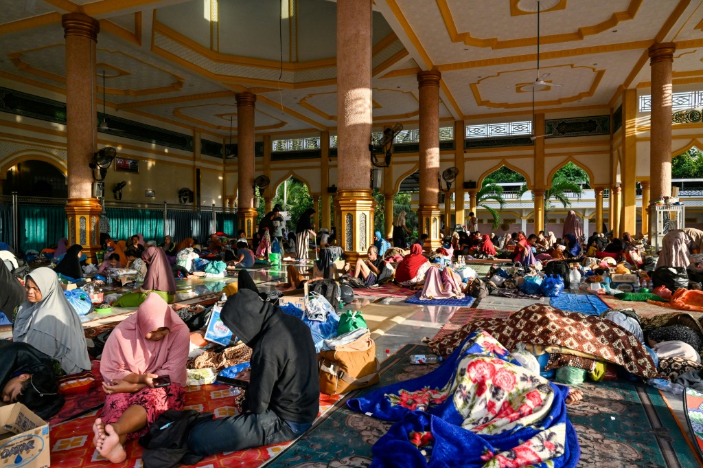 سكان متضررون من الفيضانات داخل مسجد في كوتا بلانغ بمنطقة بيروين في مقاطعة آتشيه الإندونيسية في 9 كانون الأول/ديسمبر 2025 (ا ف ب)