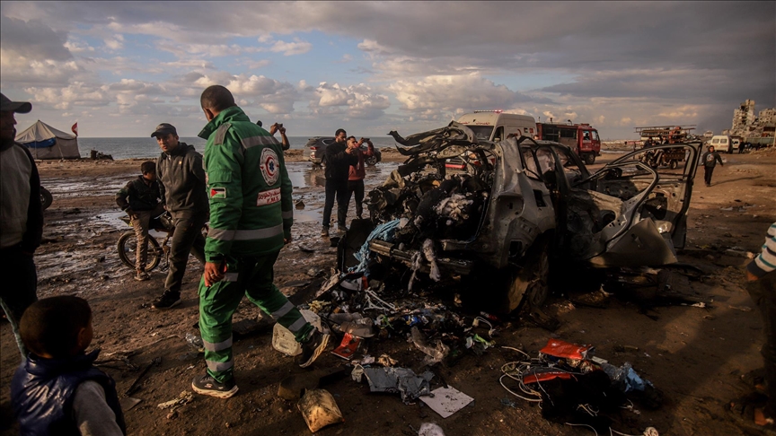 أفادت مصادر طبية، بارتفاع عدد القتلى من 3 إلى 4 فلسطينيين جراء قصف إسرائيلي استهدف مركبة تقل مواطنين على شارع الرشيد البحري، مشيرة إلى وقوع عدد من الإصابات في القصف ذاته (الاناضول)
