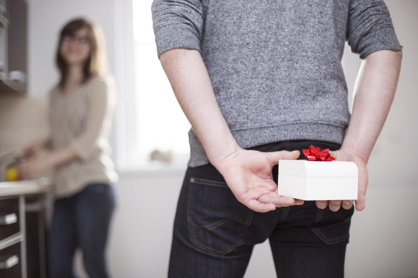 في تفاصيل الحياة اليوميّة: كيف يُظهر الرجل احترامه وحبه لها؟ (الرجل)