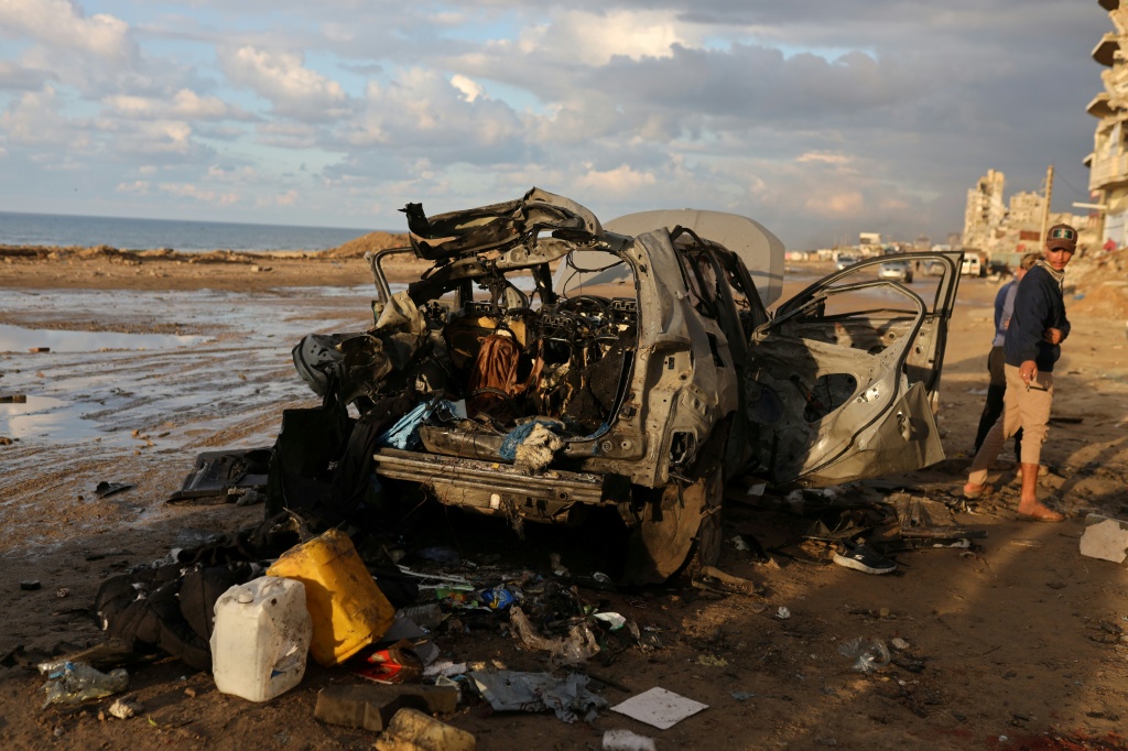 فلسطينيون يعاينون مكان الضربة الاسرائيلية في منطقة تل الهوى جنوب غرب مدينة غزة في 13 كانون الاول/ديسمبر 2025 (ا ف ب)