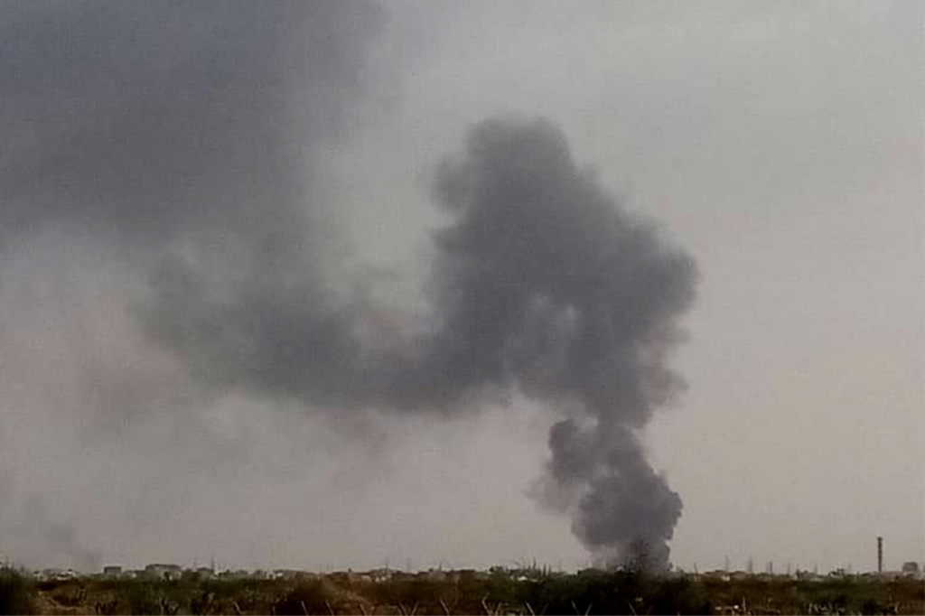صورة أرشيفية لعمود دخان يتصاعد فوق منطقة بحري في الخرطوم في 21 حزيران/يونيو 2023 (ا ف ب)