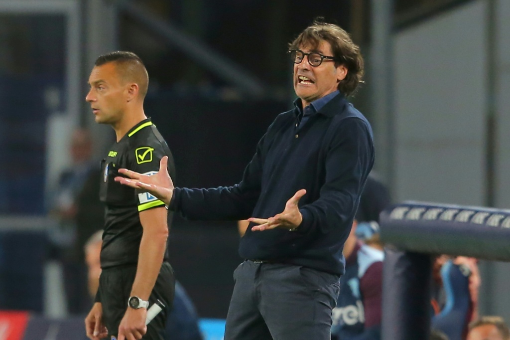 باولو فانولي خلال اشرافه على تدريب تورينو في مواجهة نابولي ضمن الدوري الإيطالي لكرة القدم، في 27 نيسان/أبريل 2025 (ا ف ب)