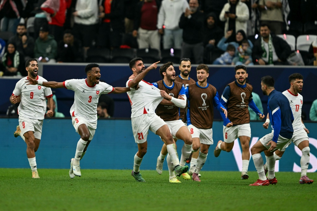 لاعبو الأردن يحتفلون بهدف في مرمى السعودية في نصف نهائي كأس العرب بكرة القدم على استاد البيت في مدينة الخور القطرية، في 15 كانون الأول/ديسمبر 2025 (ا ف ب)