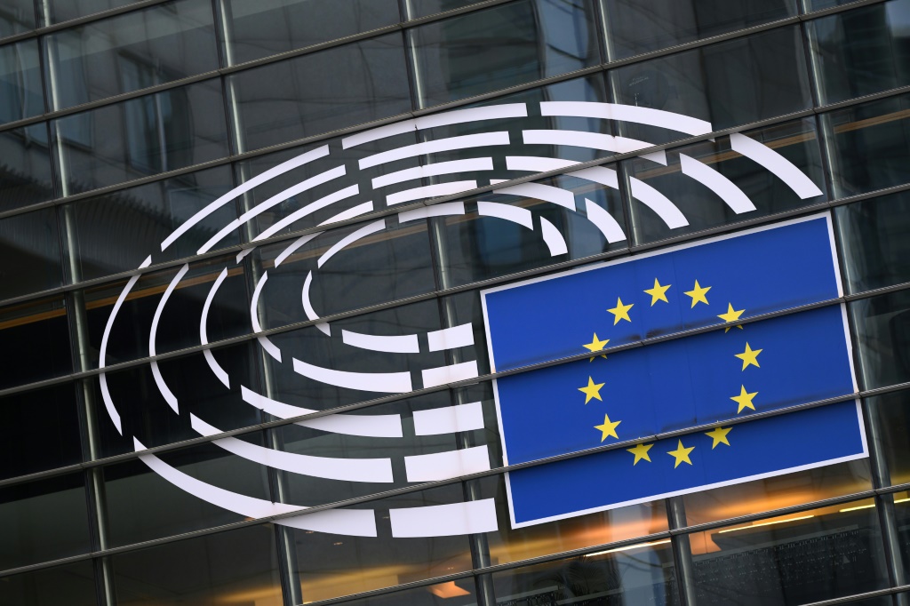 العلم الأوروبي المعروض على مبنى البرلمان الأوروبي في الحي الأوروبي في بروكسل في 24 شباط/فبراير 2025 (ا ف ب)