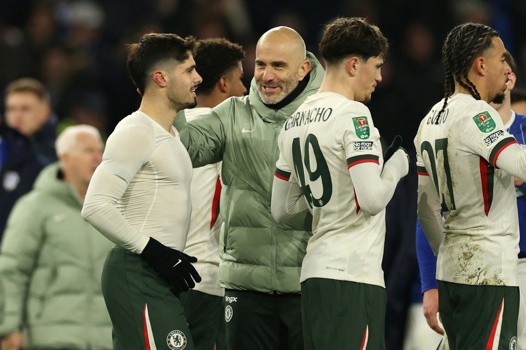 الإيطالي انتسو ماريسكا مع لاعبي تشلسي بعد الفوز على كارديف سيتي في كأس الرابطة الإنكليزية لكرة القدم، في 16 كانون الأول/ديسمبر 2025 (ا ف ب)