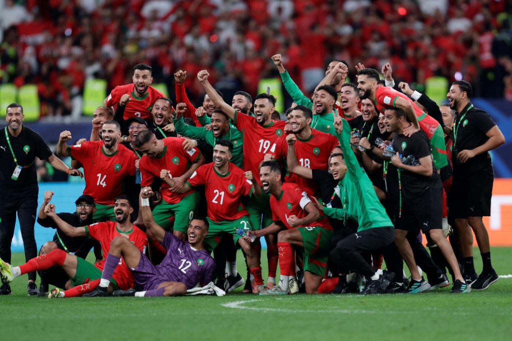 لاعبو المغرب يحتفلون بالتأهل إلى نهائي كأس العرب 2025 في كرة القدم (ا ف ب)